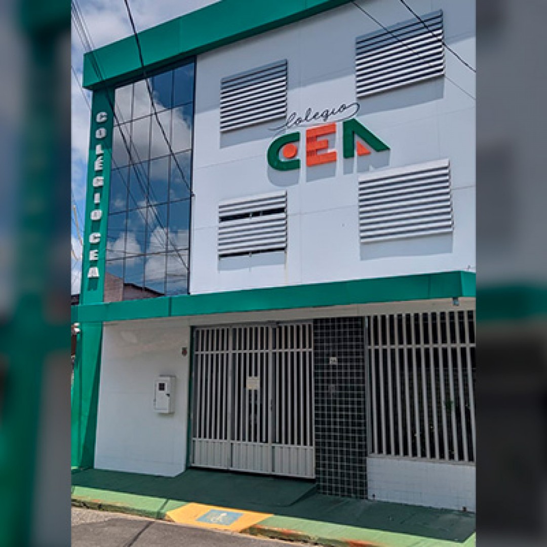 Fachada da unidade Bugio do Colégio CEA, em verde e branco, com a logo da escola